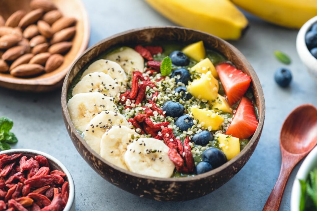 Superfoods: Breakfast Bowl mit Goji, Hanfsamen, Beeren und Nüssen
