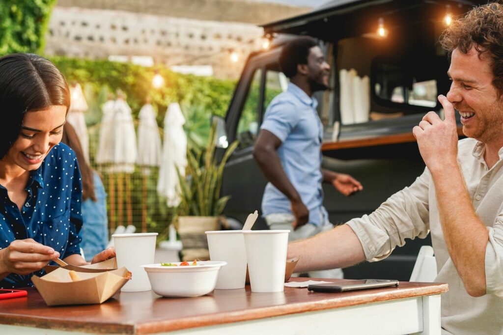 gesund Essen bestellen: Freunde essen auswärts