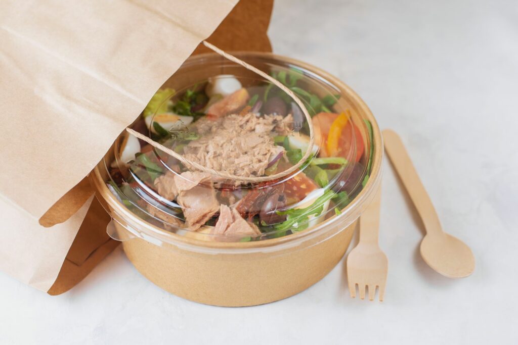 gesund Essen bestellen: Salat mit Thunfisch