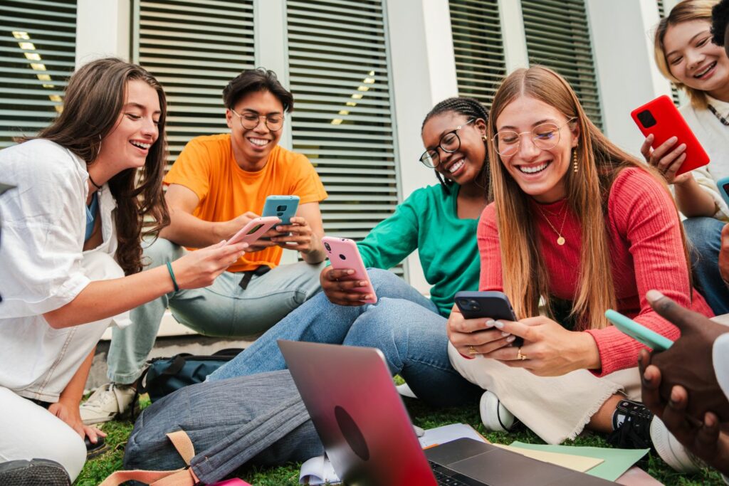 Lieferservice für Studenten: Studentengruppe am Handy