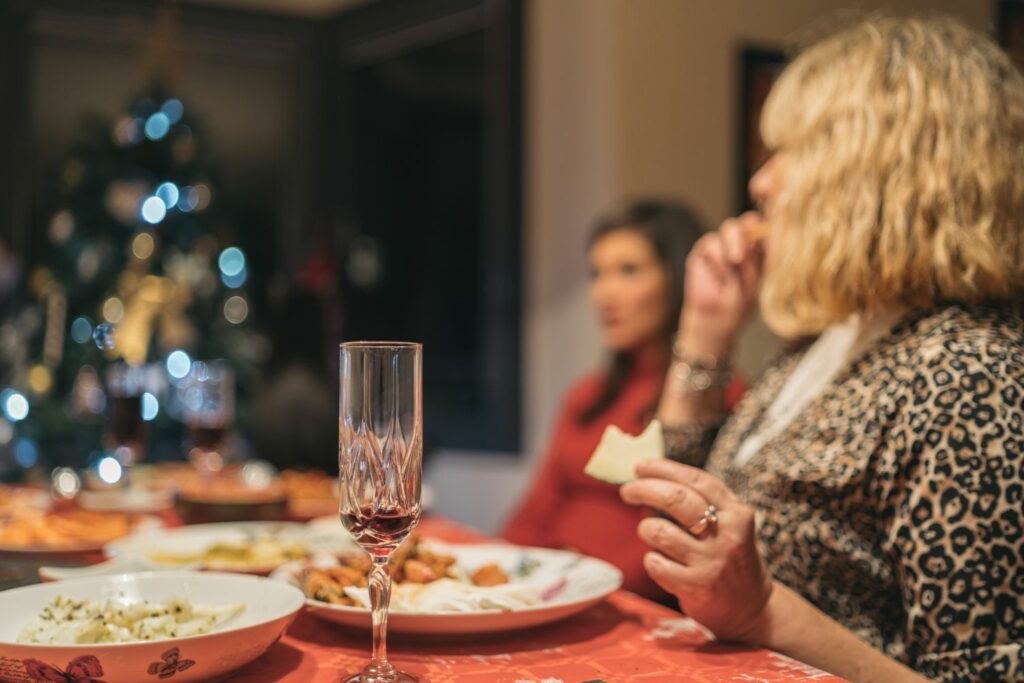 Silvester-Party ohne Stress: Frau mit Sektglas